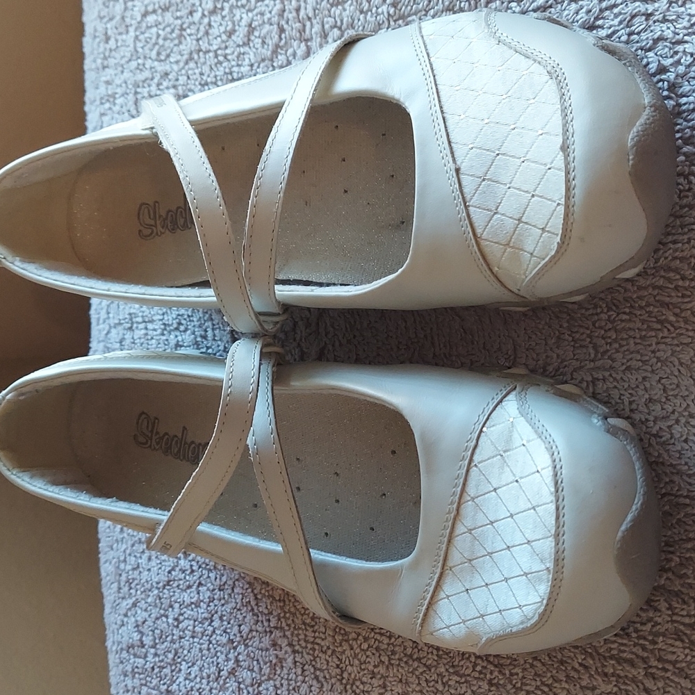 Skechers shoes...size 8